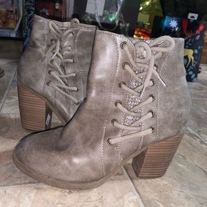 Vintage 7 Eight - V78 - Taupe Bootie - side lace - Size 8